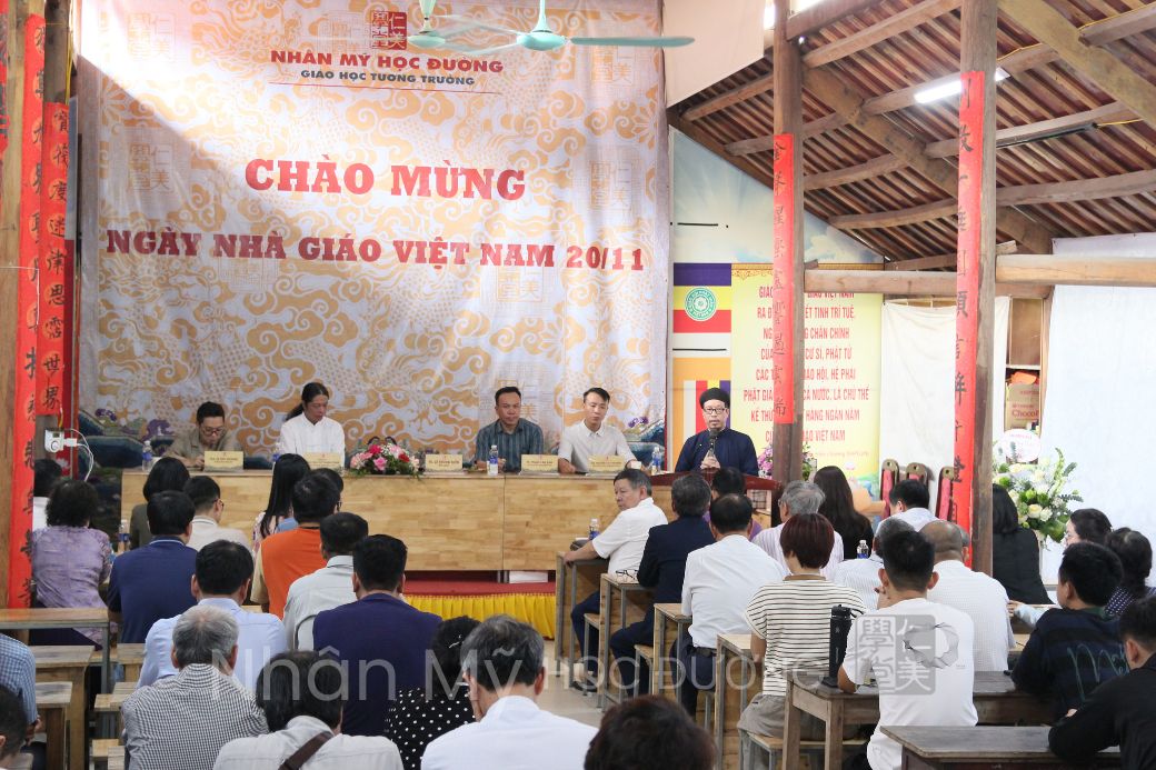 Hội đồng Giảng sư, Văn phòng Học đường cùng toàn thể học viên Nhân Mỹ học đường có mặt tại buổi mít -tinh